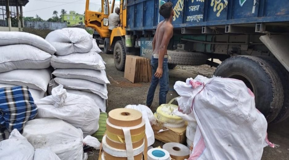 বাগেরহাটে দুই ট্রাকভর্তি সিগারেট তৈরির সরঞ্জাম ও তামাক জব্দ